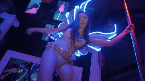 Ga Ga meisje met vleugels, bikini verzend lucht kus in de camera in de discotheek. Slow motion — Stockvideo