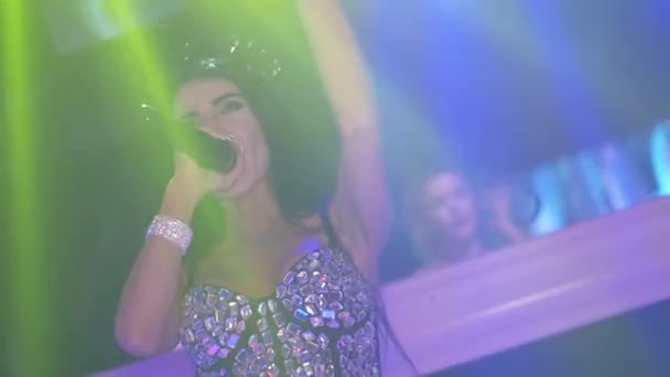 MC girl in mouse ears, sing, raise hands on stage of nightclub. Slow motion — Stock Video