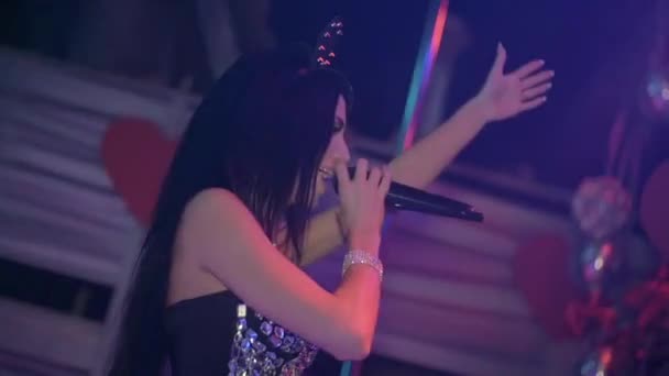 MC ragazza in orecchie di topo, esibirsi sul palco del nightclub. Al rallentatore. Alzare la mano — Video Stock