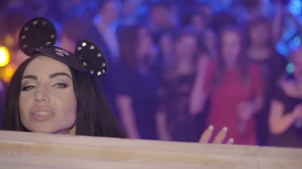 MC fată în urechi de șoarece, dans la Dj stand în clubul de noapte Slow motion. Muşcă o buză — Videoclip de stoc