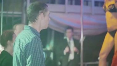 Saint Petersburg, Rusya - 13 Şubat 2016: Adam bakmak gitmek gitmek dansçılar kırmızı atkı ile gece kulübünde sahnede. Ağır çekim.