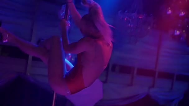 SAINT PETERSBURG, RUSSIA - FEBRUARY 13, 2016: Go go dancer in bikini on pole on stage of nightclub. Slow motion. Strip plasty. — Stock Video