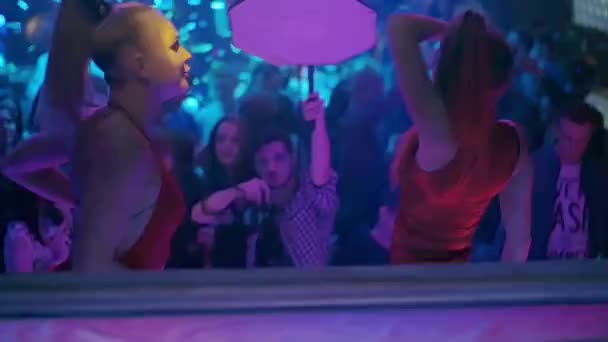 Sint-Petersburg, Rusland - 13 februari 2016: Sexy go go dansers in bikini op het podium van nachtclub. Slow-motion. Publiek — Stockvideo