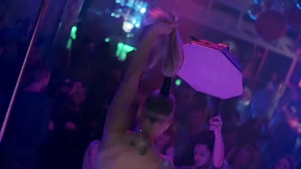 Saint Petersburg, Rusya Federasyonu - 13 Şubat 2016: gogo dansçıları Kırmızı elbiseli tarafında gece kulübünde sahneye geri. Ağır çekim. İnsanlar — Stok video