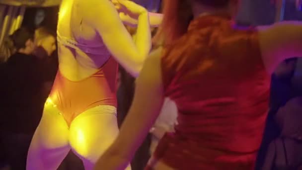 SAINT PETERSBURG, RUSSIA - FEBRUARY 13, 2016: Back side of gogo dancers in red suit on stage of nightclub. Slow motion. Booty. — Stock Video