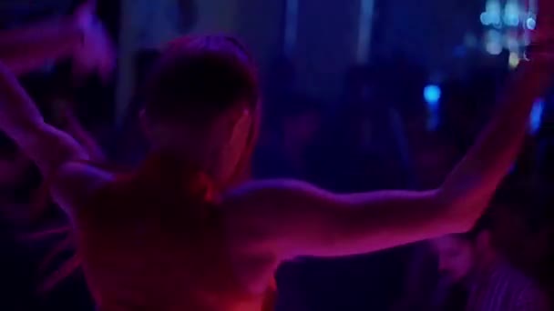 Saint petersburg, russland - 13. februar 2016: go dance im bikini mit hohem pferdeschwanz auf der bühne des clubs. Zeitlupe. — Stockvideo