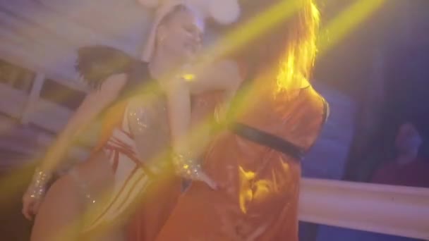 SAN PETERSBURG, RUSIA - 13 DE FEBRERO DE 2016: Dos bailarinas sexy go go go con tippet rojo en tacones altos en discoteca. Movimiento lento — Vídeo de stock