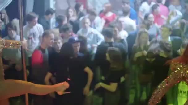 Saint Petersburg, Rusya Federasyonu - 13 Şubat 2016: gitmek dansçılar parlak takım elbiseli gece kulübünde sahnede arka yüzüne gitmek. Ağır çekim — Stok video