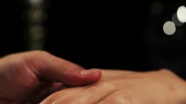 Adam kadının parmağına elmas nişan yüzüğü taktı. Öneri. Romantik.
