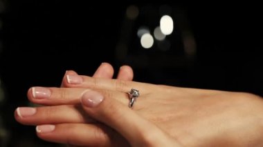 Holding adam nişan yüzüğü parmağına elmas kadınla eller. Öneri.