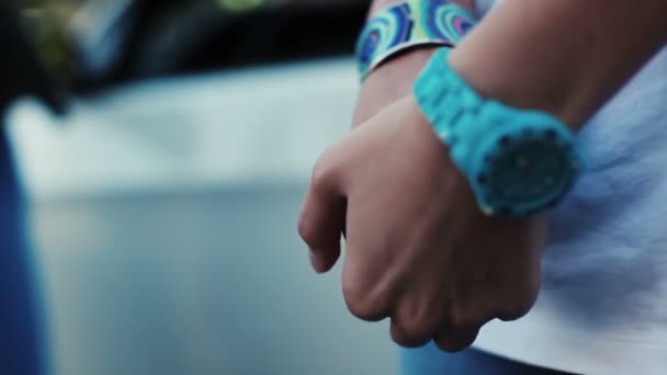 Femme serrez les mains. Montre bleue. Bracelet. Contrainte. Obtenir secoué — Video