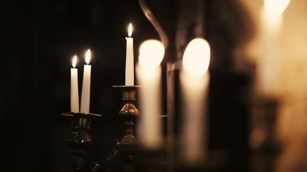 Candele bianche che si accendono. Fuoco. Fiamma ardente — Video Stock