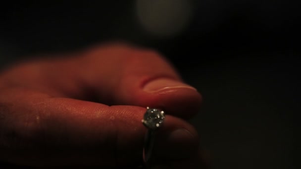 Ο άνθρωπος κατέχει δαχτυλίδι αρραβώνων με διαμάντια. Πρόταση. Ρομαντική στιγμή. — Αρχείο Βίντεο
