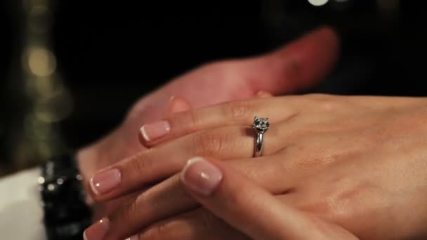 Mężczyzna, trzymając ręce kobieta z pierścionek zaręczynowy diament na palec. Romantyczny. — Wideo stockowe