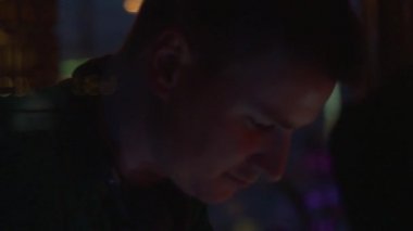 DJ kulaklık adlı gece kulübünde parti turntable. Performans. Tatil.