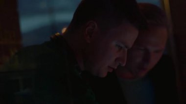 DJ kulaklık adlı gece kulübünde parti üzerinde diğer adamla pikap. Performans.