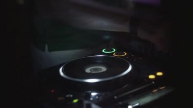 Dj parti gece kulübünde turntable, iplik. Tatil. Ekipman. Karıştırma