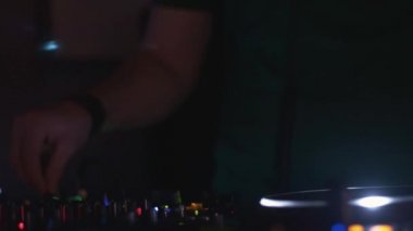 Dj pikap gece kulübünde, iplik. Performans. Ekipman. Kulaklıklar.