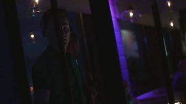 DJ parti gece kulübünde turntable, iplik kulaklık. Tatil. Tezahürat