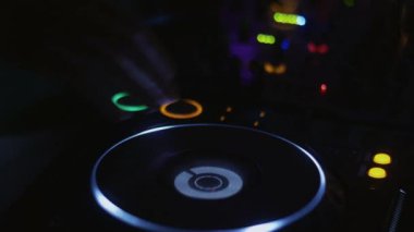 DJ parti gece kulübünde turntable, iplik kulaklık. Disk. Döndürme