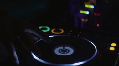 DJ kulaklık adlı gece kulübünde parti turntable döner. Ekipman.