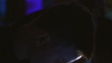 Dj parti gece kulübünde turntable, iplik. Ekipman. Portre. Kulaklıklar