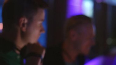 Dj parti gece kulübünde turntable, iplik. Diğer adam ile konuş. Ekipman.