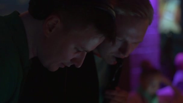 DJ i hörlurar på skivspelare på fest i nattklubben. Prestanda. Musik. — Stockvideo