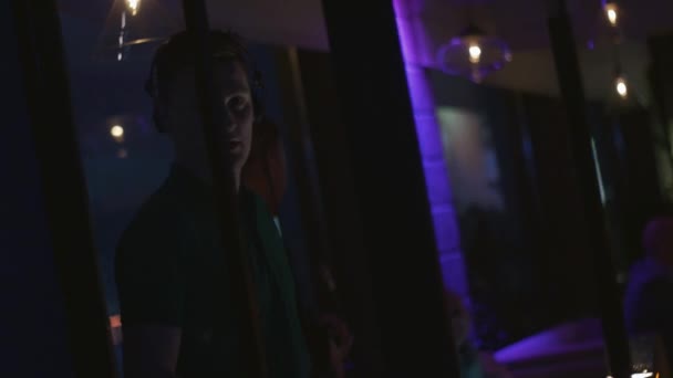 DJ hoofdtelefoon spinnen bij draaitafel op party in discotheek. Vakantie. Cheer — Stockvideo