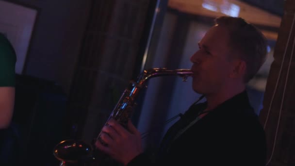 Man spelen saxofoon op party in discotheek. Uitvoeren. Vakantie. Juichen. Muzikant — Stockvideo