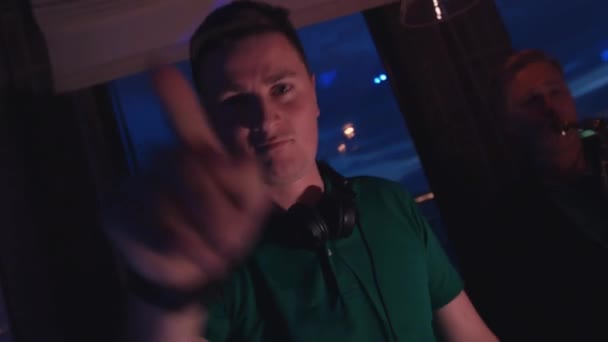 DJ dansa skivspelare på fest i nattklubben titta i kameran. Man spela saxofon. — Stockvideo