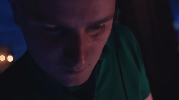 Portrait de Dj dansant sur platine lors d'une soirée en boîte de nuit. Je tourne. Performance 