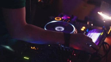 Dj pikap iplik. Saksafon olan adam. Parti gece kulübünde. Ekipman.