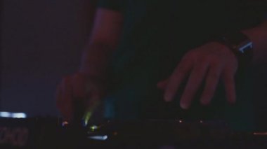 Dj parti gece kulübünde ışıklı turntable, iplik. Karıştırma. Ekipman. Müzik