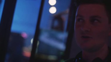 Dj parti gece kulübünde turntable, iplik. Karıştırma. Ekipman. Portre