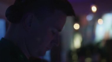 Dj parti gece kulübünde turntable, iplik. Dans. Karıştırma. Işıklar. Müzik