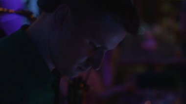 Dj parti gece kulübünde turntable, iplik. Gerçekleştirin. Karıştırma. Işıklar. Müzik