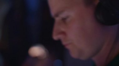 Dj iplik adlı gece kulübünde parti turntable portresi. Karıştırma. Kulaklıklar.