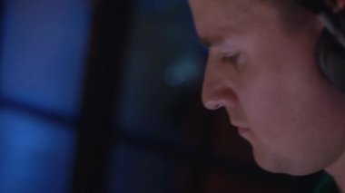 Dj iplik adlı gece kulübünde parti turntable portresi. Dans. Kulaklıklar.