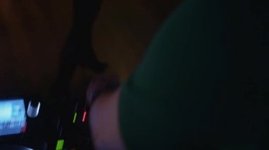 Dj parti gece kulübünde turntable, iplik. Karıştırma. Kulaklıklar. İnsanlar.