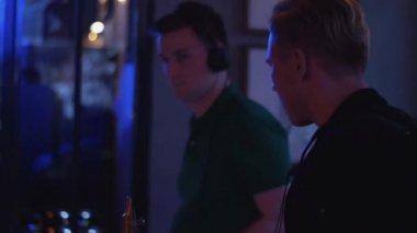 Dj pikap iplik. Saksafon olan adam. Parti gece kulübünde. Dans.