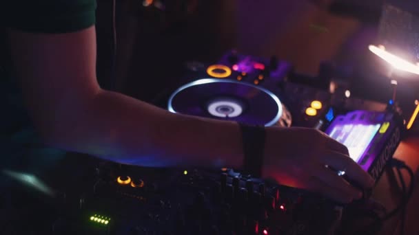 Dj spinning at turntable. Man with saxophone. Party in nightclub. Equipment. — Stock Video