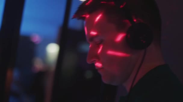 Dj in headphones spinning at turntable on party in nightclub. Dance. Spotlights. — Stock Video
