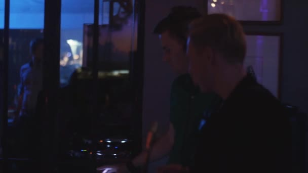 DJ spinning på skivtallriken. Man spela saxofon. Fest i nattklubben. Helgdagar. — Stockvideo