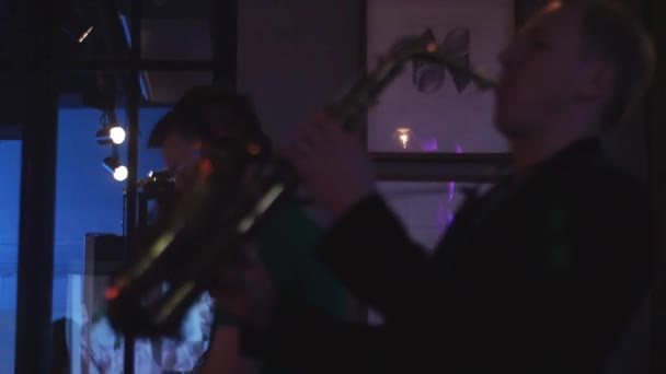 DJ spinnen bij draaitafel. Man play saxofoon. Feest in nachtclub. Dansen. Cheer — Stockvideo