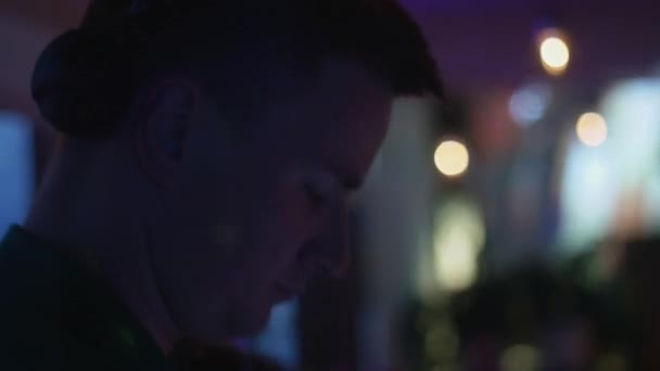 DJ spinning på skivspelare på fest i nattklubben. Dance. Blanda. Lyser. Musik — Stockvideo