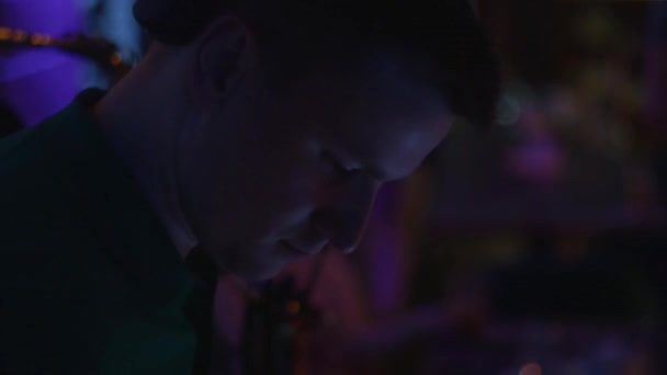 DJ przędzenia na gramofon na party w klubie nocnym. Wykonać. Mieszanie. Światła. Muzyka — Wideo stockowe