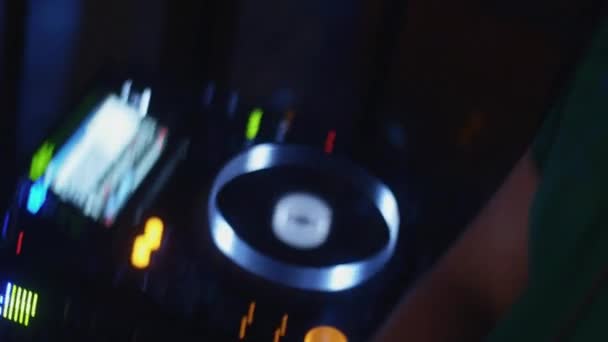 DJ przędzenia na gramofon na party w klubie nocnym. Mieszanie. Taniec. Światła. — Wideo stockowe