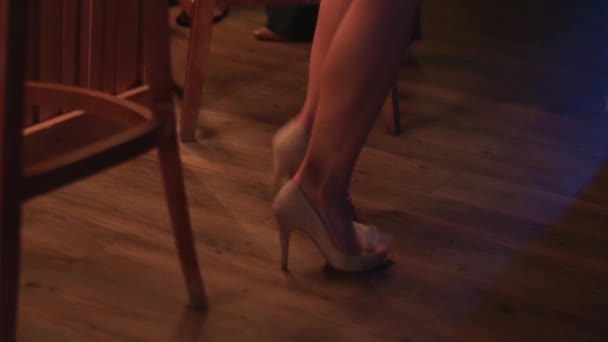Mujer en mini vestido blanco, zapatos de tacón bailan en fiesta en discoteca. Vacaciones — Vídeos de Stock
