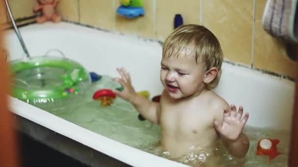 Kleine jongen splash water in bad. Opblaasbare cirkel. Gelukkig. Baden. Kindertijd — Stockvideo